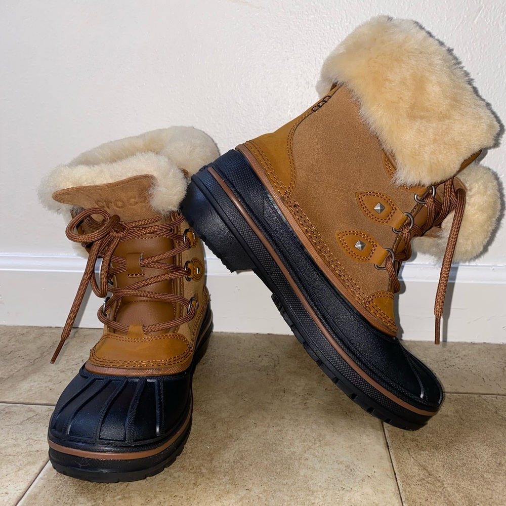 Crocs dual comfort waterproof women winter boots size 6